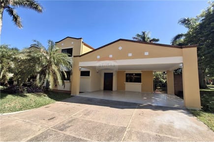 VENDO CASA EN CONDOMINIO BOULEVARD CONFEDERACIÓN LUQUE