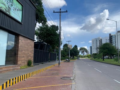 AMPLIO E IMPONENTE LOCAL COMERCIAL DE 2 PLANTAS CON FACHADA PINTORESCA