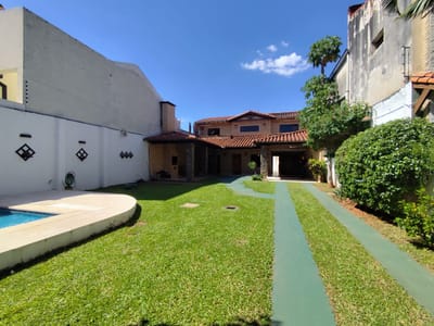 VENDO AMPLIA CASA C/ PISCINA EN LUQUE Z/ PLAZA MADERO!!