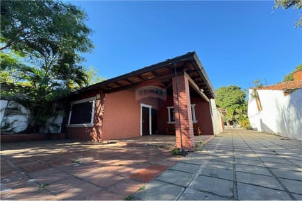 VENDO AMPLIA CASA CON PISCINA EN LAMBARE