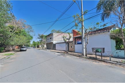 En Venta! Casa y Depósito, en esquina. Lambaré