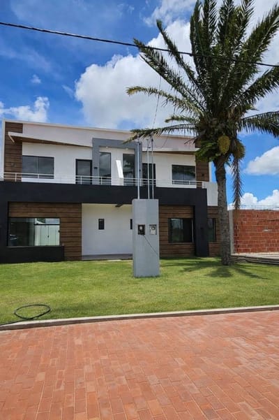 HERMOSA CASA EN VENTA DE 2 PLANTA EN URB. ROMA AV. BANZER KM 8 1/2
