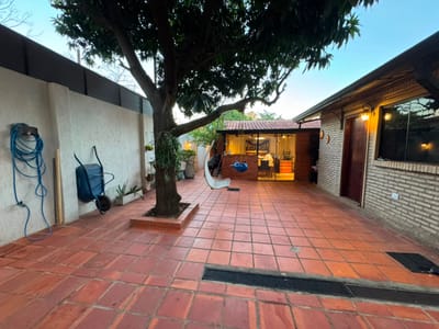 Casa en Venta 2 Dorms. + Área de Servicio - Lambaré