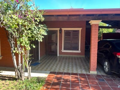 EN VENTA CASA EN LOS LAURELES PARA REFACCIONAR 