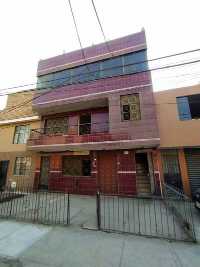 SE VENDE CASA 3 PISOS EN LA MEJORZONA DE COMAS