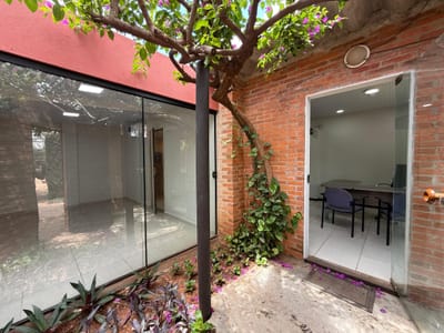 OFICINA EN ALQUILER – BARRIO MBURUCUYÁ