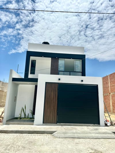 HERMOSA CASA DE ESTRENO EN VENTA CON TERRAZA EN URB.ALAMEDA COUNTRY CLUB