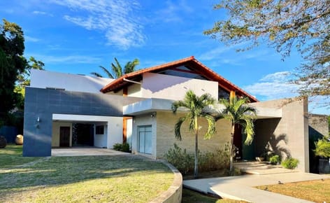 CASA AMOBLADA EN VENTA - COLINAS 2 (URUBO)