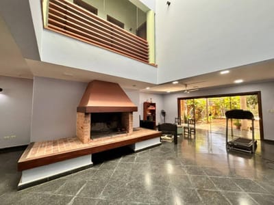 Vendo Residencia de Gran Porte en Fernando de la Mora – Zona Norte
