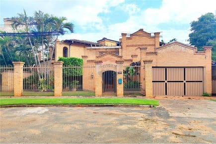 LUJOSA CASA EN LAMBARÉ