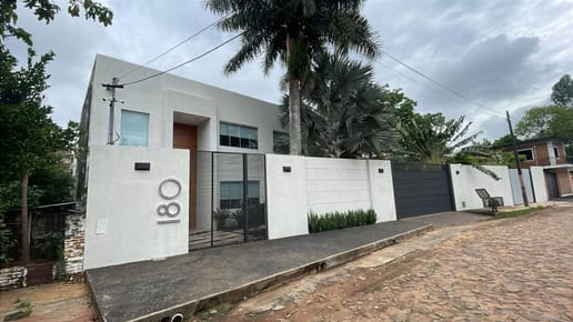 Exclusiva casa moderna totalmente amoblada en Fernando de la Mora Zona Norte
