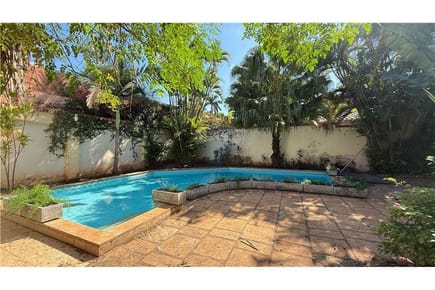 EN VENTA – RESIDENCIA DE ALTO NIVEL EN ZONA CENTENARIO