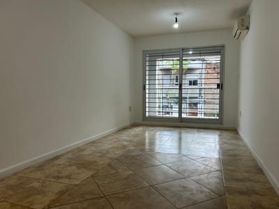Monoambiente a pasos de Bv Artigas. Cómodo y terraza al frente!