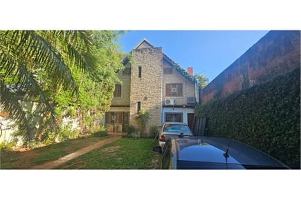 Amplia Casa con Piscina en Sajonia, Asunción