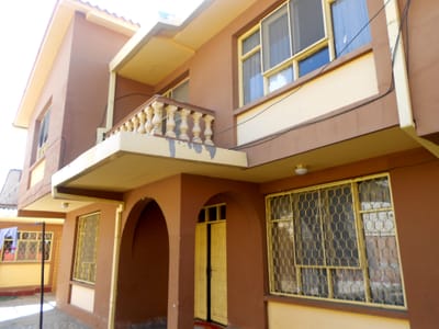EN VENTA, CASA 2 PLANTAS CON DEPTO. AUXILIAR
