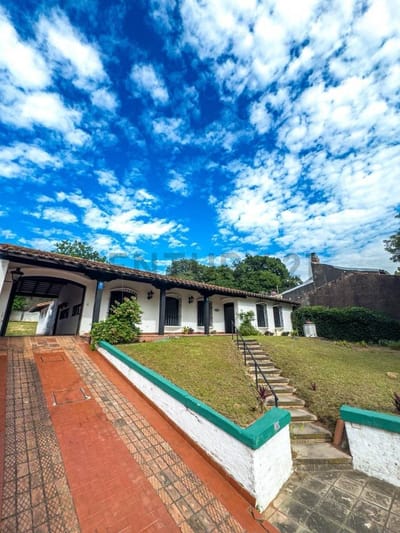 VENDO HERMOSA CASONA ANTIGUA EN BARRIO JARA