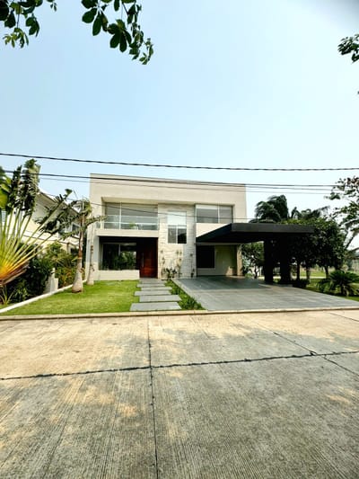 CASA EN VENTA DE 4 DORMITORIOS EN SUITE EN COND. SANTA CRUZ LA VIEJA.