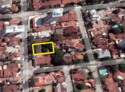 SE VENDE CASA COMO TERRENO EN MUY BUENA UBICACIÓN A UNA CUADRA CINE CENTER 