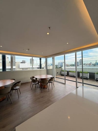 EN VENTA DEPARTAMENTO A ESTRENAR DE 2 SUITES CON TERRAZA TIPO L EN VILLAMORRA