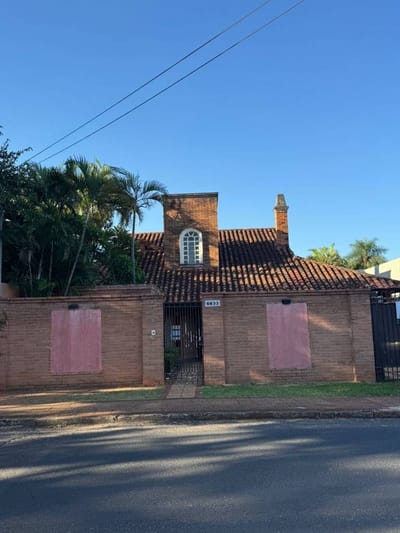 VENTA DE AMPLIA PROPIEDAD A REFACCIONAR EN EL BARRIO VILLA AURELIA 
