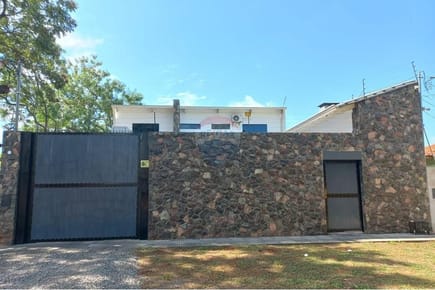 Alquilo Casa A Estrenar Con Piscina En Luque    J.a