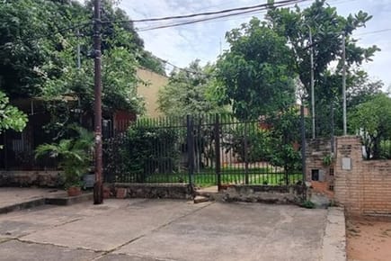 VENDO CASA A REFACCIONAR EN BARRIO LAS MERCEDES ASUNCION