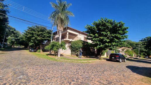 Residencia De Excelente Nivel, En Barrio Kennedy