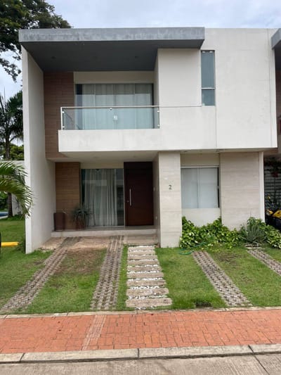 MODERNA Y ELEGANTE CASA EN CONDOMINIO EN ALQUILER, AV PIRAI