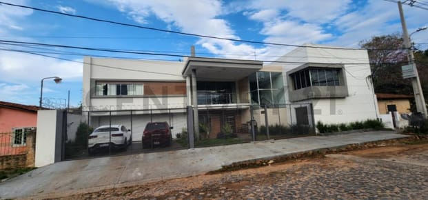 EN VENTA AMPLIA RESIDENCIA FAMILIAR