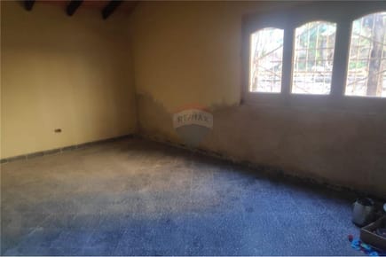 Vendo casa a refaccionar a cuadras del Mercado 4