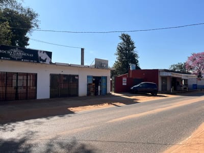 CASA CON 6 LOCALES COMERCIALES - CAPIATA - PISCINA