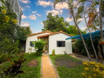 CASA DE 3 DORM CON AMPLIO PATIO TRASERO - B° JARA