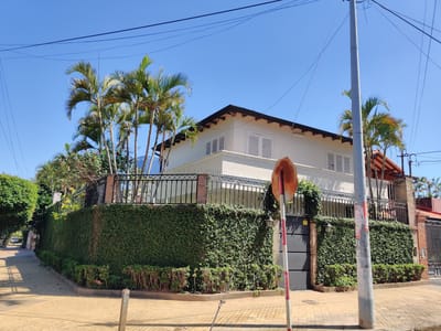 Vendo Hermosa Casa en Esquina en Asunción Barrio Jara 