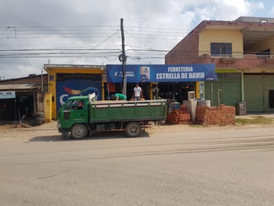 Casa en venta sobre avenida con local comercial