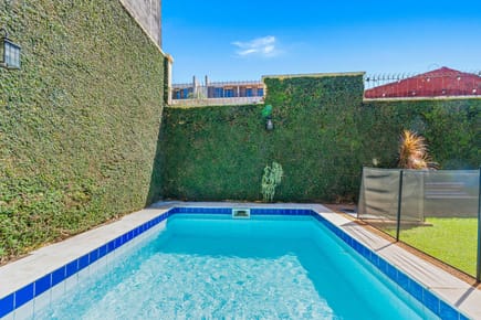 Vendo Casa en esquina con Piscina en Asunción Cañada Ybaray