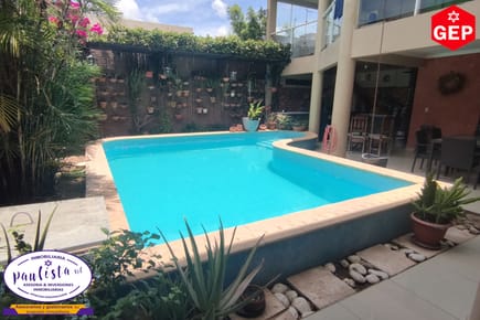 Casa En Venta De 4 Dormitorios En Condominio Ciudad Jardin, Av Banzer 6to Anillo