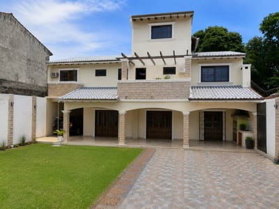 VENDO AMPLIA CASA EN FERNANDO DE LA MORA