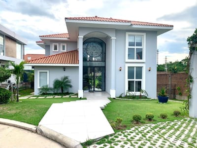 En Venta! Espectacular casa en condominio en el Urubó
