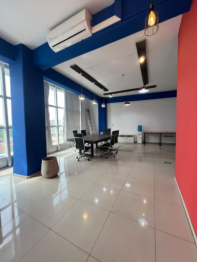 ALQUILO OFICINA AMOBLADA EN EL EJE CORPORATIVO ZONA AVIADORES DEL CHACO.