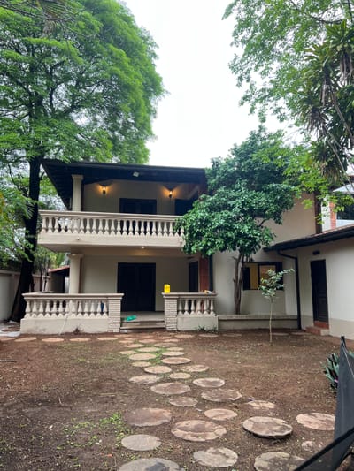 ALQUILO CASA DE TRES DORMITORIOS EN LOS LAURELES