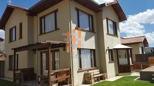 CASA EN VENTA O ANTICRETICO: LAS LOMAS DE ACHUMANI