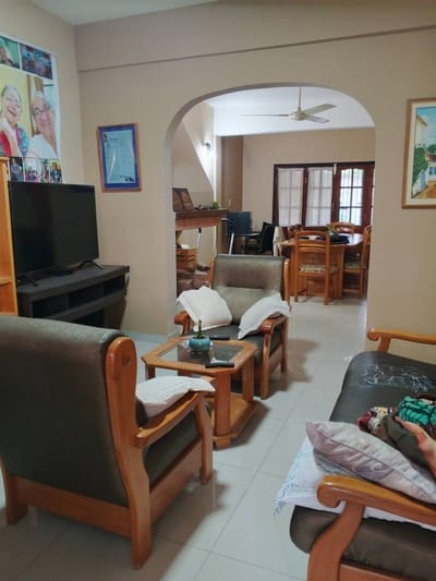 ¡Gran oportunidad en Barrio San Vicente! Casa de 2 niveles