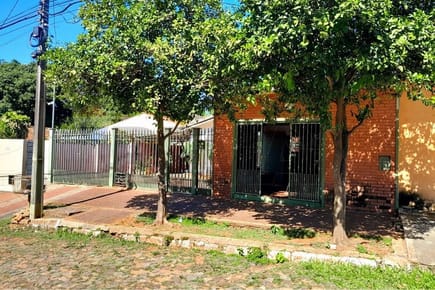 VENDO CASA EN LAMBARÉ ZONA COLEGIO SEK!!