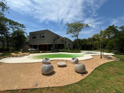 Vendo Casa de 5 habitaciones en suite y Piscina tipo playa en San Bernardino 