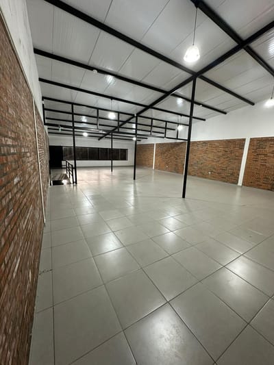  ALQUILO SALÓN COMERCIAL Y SHOWROOM A ESTRENAR SOBRE RUTA LUQUE – SAN LORENZO