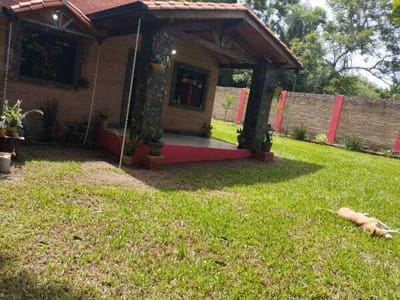 VENDO CASA EN CAACUPÉ – 3 DORMITORIOS Y AMPLIO QUINCHO