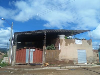 se vende una casa ubicada en Cbba,cercado zona Sud cuenta con luz,agua y papeles