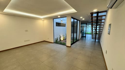 Vendo Hermoso Duplex a Estrenar con Piscina. Luque. Zona Madero