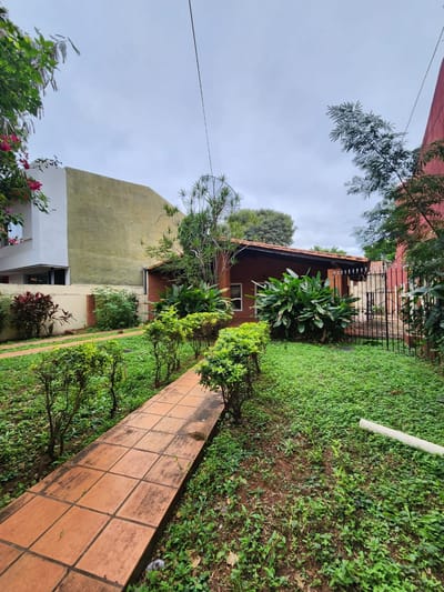 EN MBURUCUYA VENTA DE CASA TODA EN PLANTA BAJA