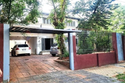 En venta casa residencial en esquina. Barrio Santa Librada Asuncion 